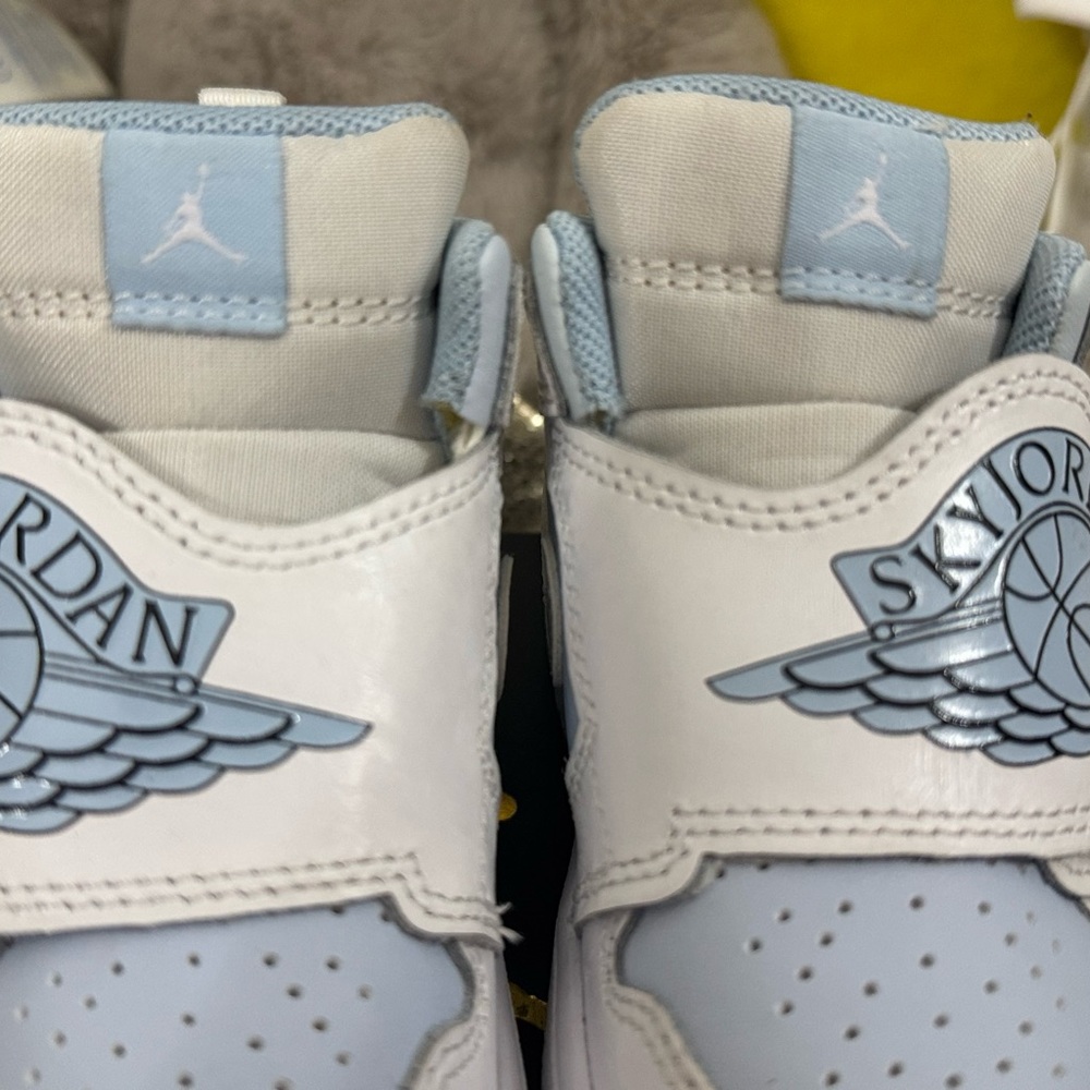Jordan Kids Sneakers - White and Light Blue - Picture 4 of 4